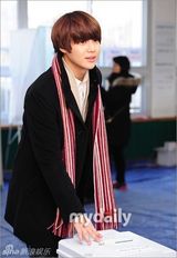 组图：众韩星积极参与总统票选 晒个性认证照