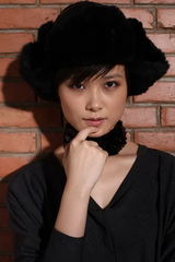 高清组图：李宇春针织衫写真 戴圆球帽表情搞怪