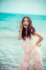 组图：张俪唯美写真 海滩奔跑清纯可人