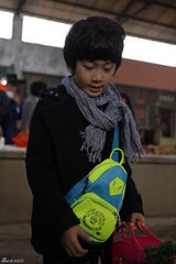 组图：《爸爸去哪儿》难度升级 小朋友独立买菜