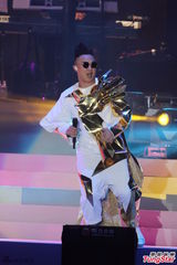 组图：陈奕迅台北火热开唱 台上大玩变装秀