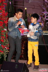 组图：郭富城享受秀肌肉 单身圣诞节与妈妈度过