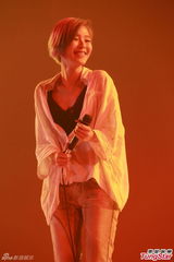 组图：歌手张悬香港开音乐会 炫彩短发超High