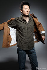 组图：赵义最新写真忧郁阳光并重