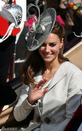 组图：威廉王子着传统服装帅气亮相 凯特伴婆婆甜笑