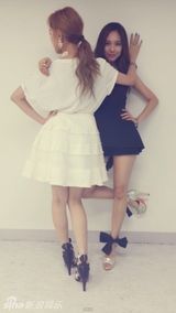 组图：miss A两成员首尔宣传皮影 收入捐四川