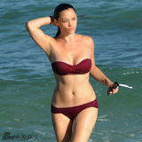 组图：杰西卡比基尼海滩嬉戏 S身材展熟女魅力