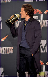 组图：布鲁姆获MTV最佳打斗奖 后台咬奖杯卖萌