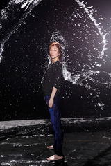 组图：温岚湿身拍《脑海有浪》MV 花絮曝光