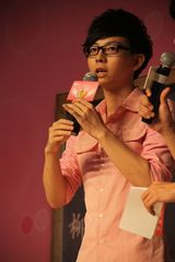 组图：胡夏音乐学院唱红歌 复古着装气质斯文