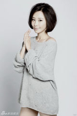 组图：张曦文曝初春写真 现代装显小清新