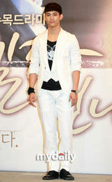 幻灯图：《灰姑娘的姐姐》发布会 文根英等出席