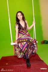 幻灯图：阿娇深V领洋装飘逸长裙荡秋千展别样风情 