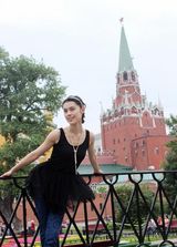 组图：韩丹彤圣彼得堡拍摄写真 发丝飞舞享受阳光