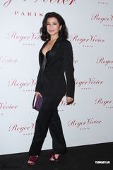 组图：钟楚红低胸马甲亮相劝后辈交友慎重