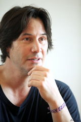 组图：对话基努-里维斯 剥去面纱还是那么酷