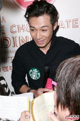 组图：周柏豪否认与何超云饭聚暗嘲陈山聪