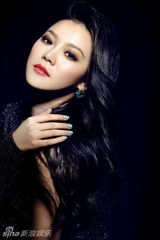 组图:隆莎写真身姿曼妙 大秀火辣身材