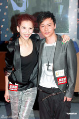 幻灯组图：蔡少芬张晋搭肩亮相 笑称天热先不造人