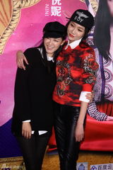 组图：《等风来》倪妮演装女 冯绍峰包场支持