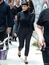 组图：卡戴珊剪齐头帘变清新 模仿赫本骑自行车