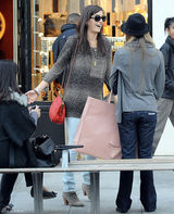 高清组图：卡米拉-贝尔街拍LOOK宽松毛衣搭白裤