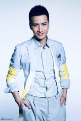 组图：何晟铭春意写真展儒雅绅士范儿