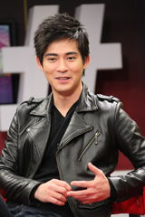 高清组图：周渝民做客聊新片 皮衣短发潇洒帅气
