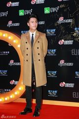 组图：微博之夜红毯 陈坤微笑亮相帅气有型