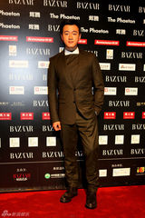 组图：佟大为出席芭莎慈善夜 绅士派头十足