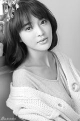 组图：张璇秋日黑白写真 温暖恬淡知性