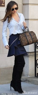 组图：米兰达上街似走时装秀 秀发飘逸蓝裙美艳