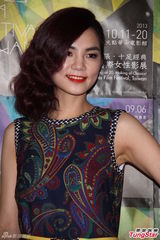 组图：Ella洋装红唇美艳现身 代言女性影展