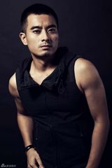 组图：陈龙拍写真晒肌肉 身形魁梧不减武松风采