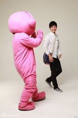 幻灯组图：陈楚生重挎单肩包 音乐会海报透学生气息