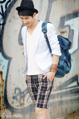 组图：何明翰夏日街拍再致青春潮流