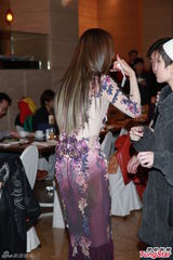 组图：薛凯琪透视裙抢镜 材质轻薄内衣裤隐现