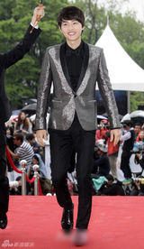 组图：宋仲基银色小西装亮相 亮招牌微笑帅萌