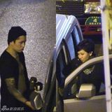 组图：郑欣宜与男友车内大吵 黑面怒扔唇膏