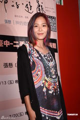 组图：张悬屋顶音乐节嬉皮风造型牵手卢凯彤