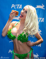 组图：人妻嫩模挺篮球奶 生菜比基尼遮三点性感