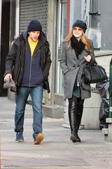 组图：达科塔-范宁与“社交”男星艾森伯格纽约散步