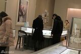 组图：陈赫携女友挑选钻戒疑似好事将近