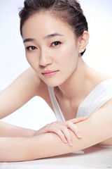 组图：焦俊艳白裙写真 优雅淡妆美不胜收