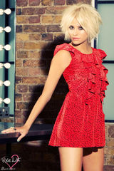 高清组图：皮克茜-洛特服饰写真 多款短裙美艳