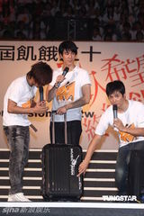 组图：群星献唱公益活动 王力宏义卖行李箱掀高潮