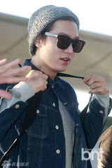 组图：李敏镐赴菲律宾拍广告 牛仔线帽显帅气