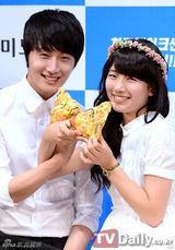 组图：丁一宇missA秀智甜蜜出席代言活动