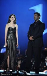 安妮-海瑟薇和丹泽尔-华盛顿主持诺贝尔奖音乐会