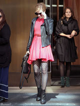 高清组图：埃文-雷切尔-伍德街拍 皮衣配红裙